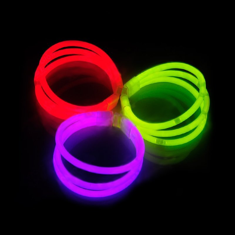 Las pulseras luminosas no pueden faltar en una fiesta fluorescente