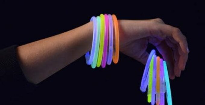 Cómo funcionan las pulseras luminosas o pulseras fluorescentes 