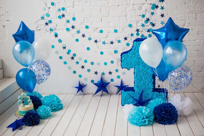 Fiesta de cumpleaños niño de un año en azul con globos y pastel