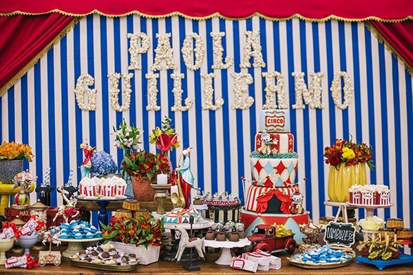 Decoración temática de carnaval de circo para fiesta de cumpleaños  infantil.